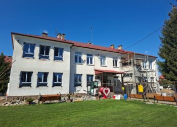 Borowa: Ostatnie prace w  budynku Społecznej Szkoły Podstawowej w Glinach Małych