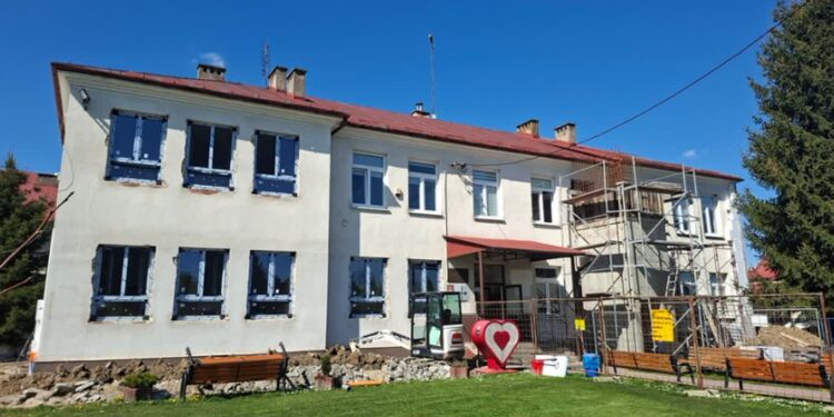 Borowa: Ostatnie prace w budynku Społecznej Szkoły Podstawowej w Glinach Małych