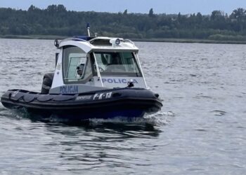 Tarnobrzeg. Przestroga dla wypoczywających. Burza zaskoczyła ojca z dzieckiem na pontonie