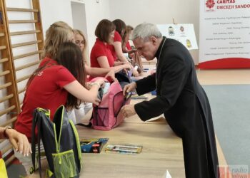 Sandomierz. Tornistry pełne uśmiechu już spakowane. W piątek trafią do uczniów