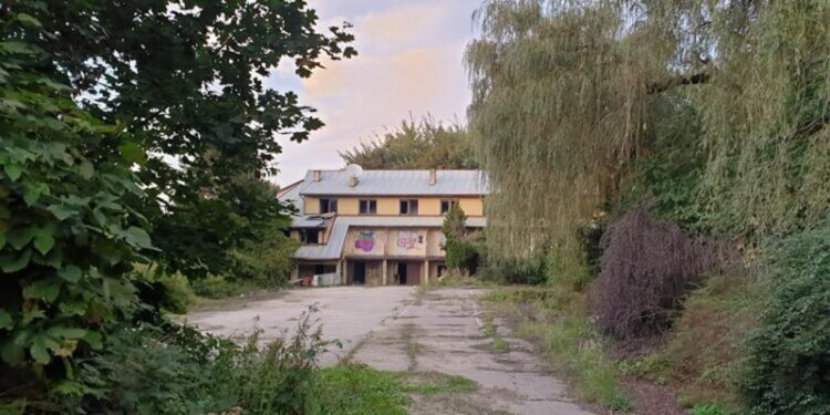 Tarnobrzeg: Pożar dawnego Hotelu Nadwiślańskiego. 16 zastępów straży w akcji