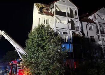 Region: Burze w regionie. Uszkodzony dach bloku w Staszowie