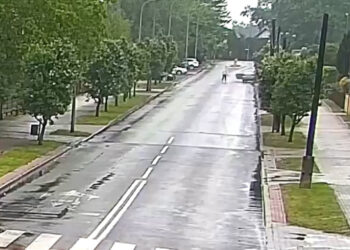 Tarnobrzeg: Wysiadł z jadącego samochodu – Mercedes uderzył w ogrodzenie jednej z posesji.