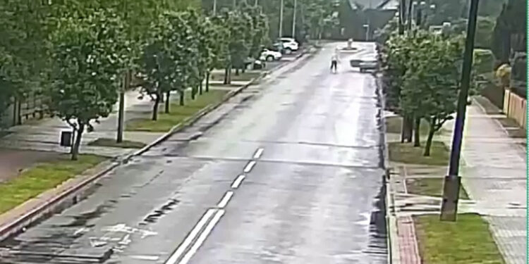 Tarnobrzeg: Wysiadł z jadącego samochodu – Mercedes uderzył w ogrodzenie jednej z posesji.