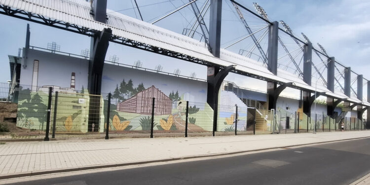 Stalowa Wola: Antysmogowe graffiti na ścianie trybuny stadionu przy Hutniczej już gotowe