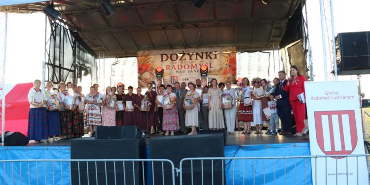 Radomyśl nad Sanem: Dożynki w Dąbrówce Pniowskiej. Honorowy tytuł dla posła i sukces dożynkowego wieńca