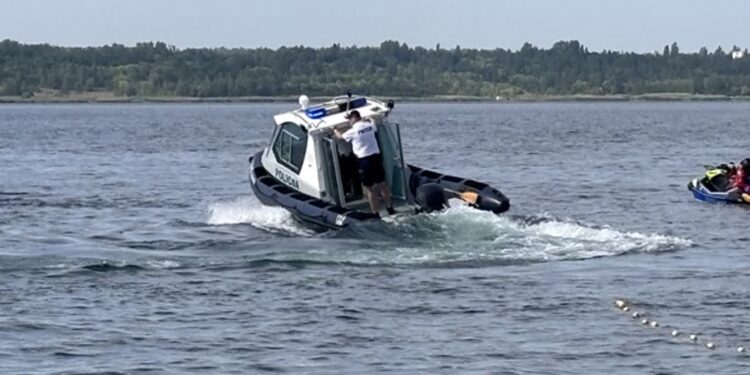 Tarnobrzeg. Policja reaguje na niebezpieczne zachowania nad jeziorem