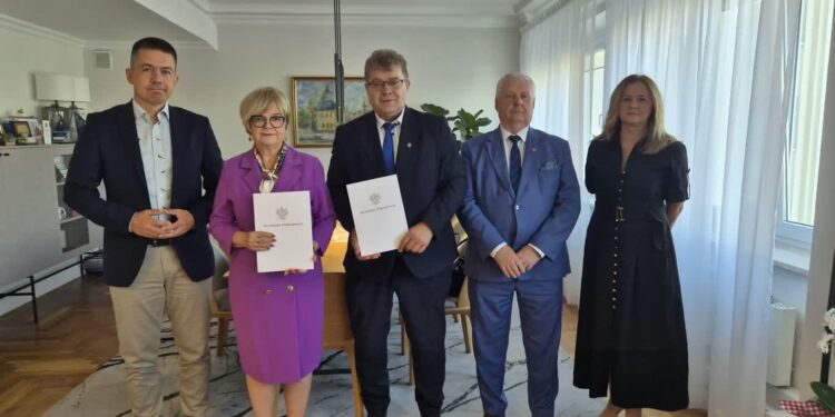 Mielec: Starostwo Powiatowe pozyskało dwie karetki dla PSPR