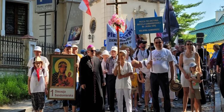 Sandomierz: Pielgrzymi wyruszyli na Jasną Górę