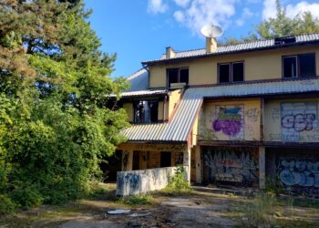 Tarnobrzeg: Pożar dawnego Hotelu Nadwiślańskiego. 16 zastępów straży w akcji