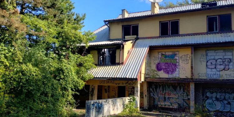 Tarnobrzeg: Pożar dawnego Hotelu Nadwiślańskiego. 16 zastępów straży w akcji