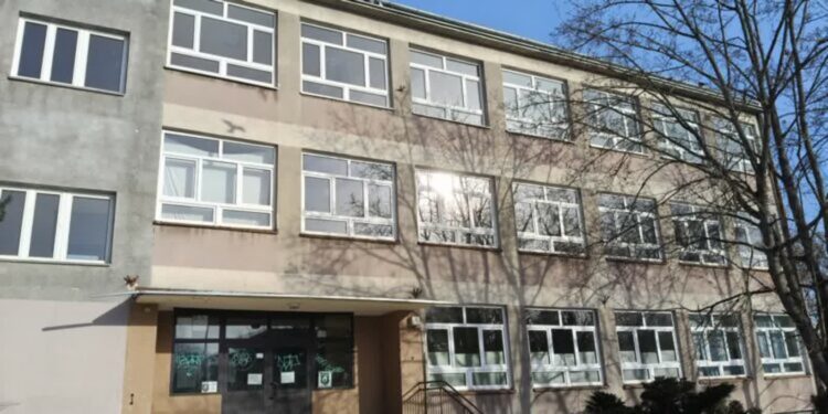 Tarnobrzeg: Dawna szkoła na sprzedaż. Miasto szuka inwestora na nieruchomość przy Dekutowskiego