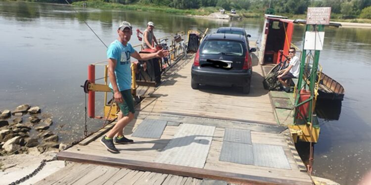 Tarnobrzeg. Niska Wisła, ale prom nadal kursuje