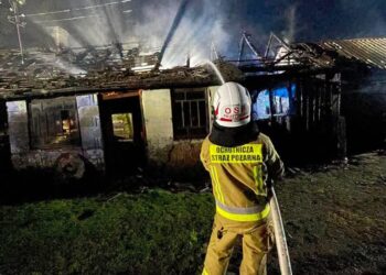 Kupno: Pożar budynku gospodarczego. Dwie osoby poparzone