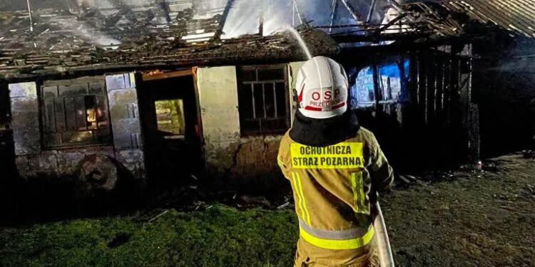 Kupno: Pożar budynku gospodarczego. Dwie osoby poparzone