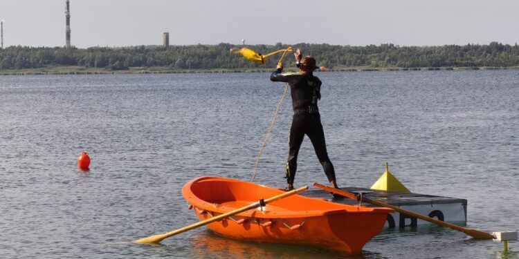Tarnobrzeg. Strażaccy nurkowie rywalizują na Jeziorze Tarnobrzeskim