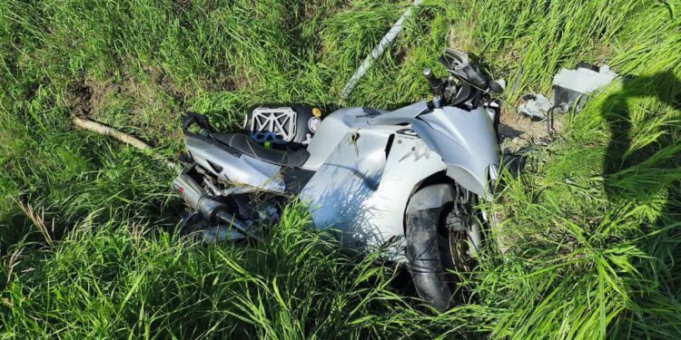 Gorzyce. Nietrzeźwy i z sądowym zakazem wjechał motocyklem w przepust drogowy