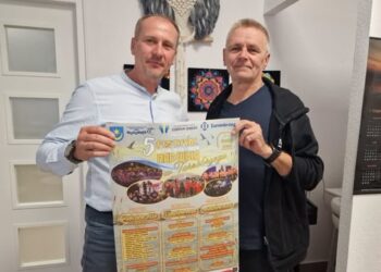 Dariusz Chmielowiec i Janusz Maciurzyński, koordynatorzy 5. Festiwalu Muzyki, Tańca i Teatru nad Wisłą w Tarnobrzegu