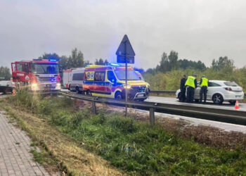 Nowa Dęba: Zderzenia Mazdy z pasażerskim busem – droga zablokowana
