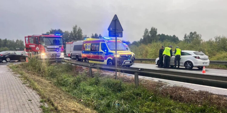 Nowa Dęba: Zderzenie Mazdy z pasażerskim busem – droga zablokowana