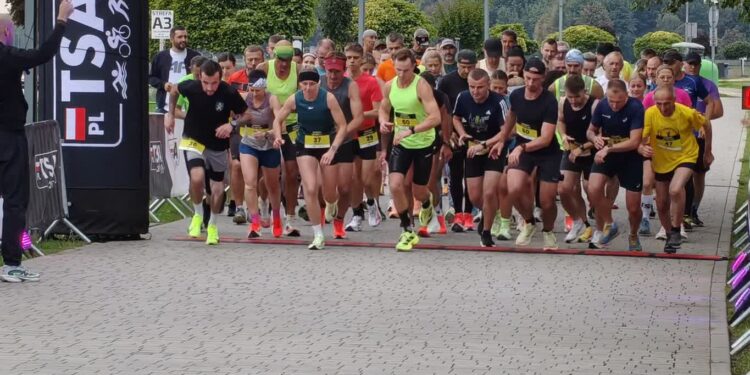 Tarnobrzeg. Biegacze i kijkarze nordic walking rywalizwoali nad Jeziorem Tarnobrzeskim