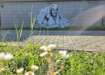 Tarnobrzeg. Mural Marii Kozłowej odtworzony. Artysta naprawił dzieło zniszczone przez wandala