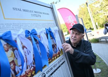Mielec: Tablice przypomną  o mistrzowskich tytułach FKS Stal Mielec z sezonów 1972/73 oraz 1975/76.