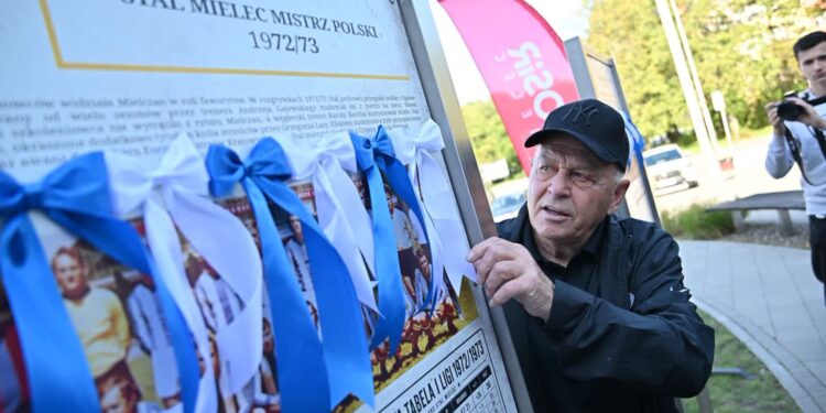Mielec: Tablice przypomną  o mistrzowskich tytułach FKS Stal Mielec z sezonów 1972/73 oraz 1975/76.