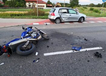 Tarnobrzeg: Zderzenie Volkswagena z motocyklem w Tarnobrzegu. Droga całkowicie zablokowana