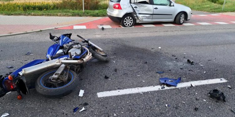 Tarnobrzeg: Zderzenie Volkswagena z motocyklem w Tarnobrzegu. Droga całkowicie zablokowana