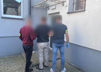 Tarnobrzeg: Metalowy pręt, ucieczka i szybkie zatrzymanie. 43-latek próbował włamać się do księgarni