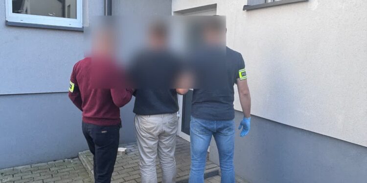 Tarnobrzeg: Metalowy pręt, ucieczka i szybkie zatrzymanie. 43-latek próbował włamać się do księgarni