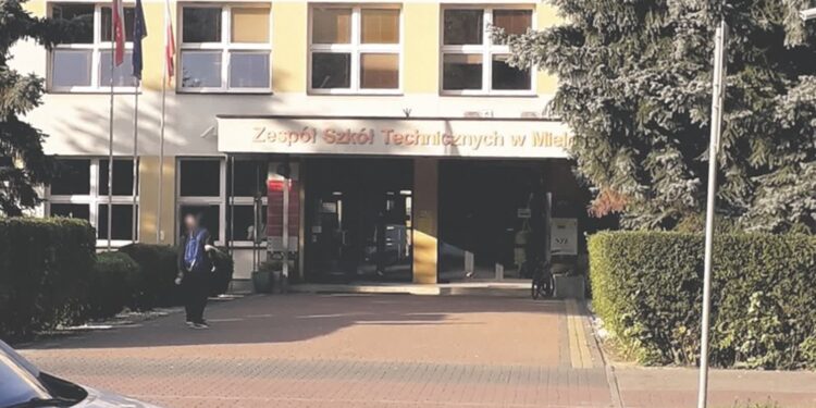 Mielec: Uczniowie blokują poruszanie sie pojazdów