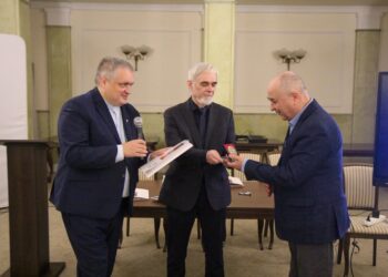 Warszawa -Tarnobrzeg. Bogusław Szwedo uhonorowany medalem za publikacje dotyczące duszpasterstwa polonijnego.
