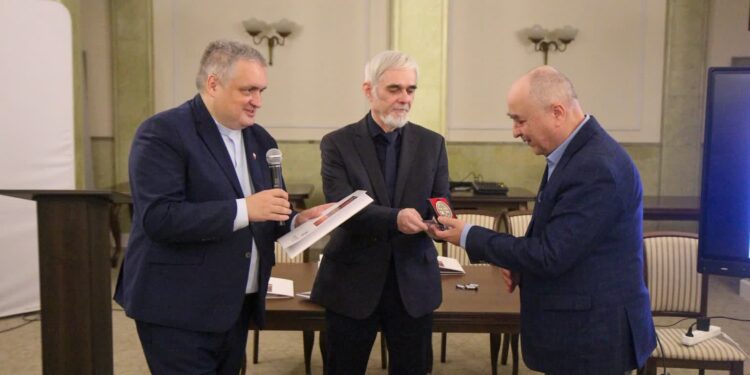 Warszawa -Tarnobrzeg. Bogusław Szwedo uhonorowany medalem za publikacje dotyczące duszpasterstwa polonijnego.