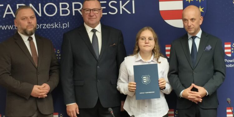 Tarnobrzeg. Wręczono stypendia powiatu tarnobrzeskiego