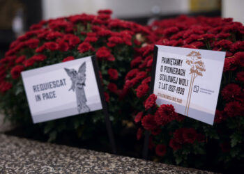 Stalowa Wola: Chorągiewki pamięci znów ozdobiły groby Pionierów