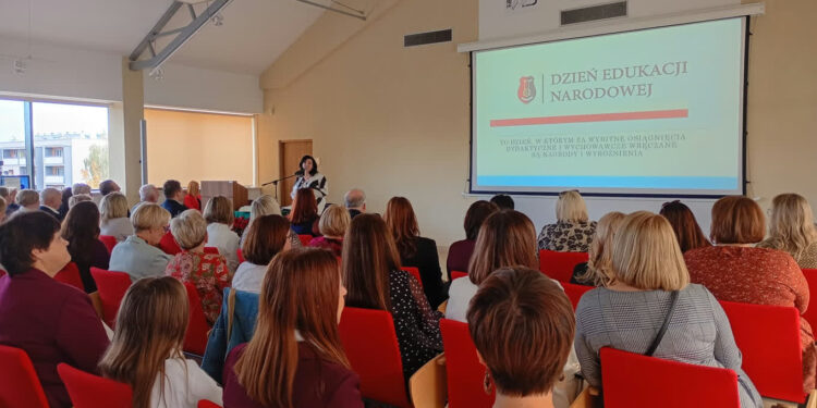 Stalowa Wola: Nagrody i wyróżnienia dla nauczycieli i uczniów – za nami miejski Dzień Edukacji Narodowej