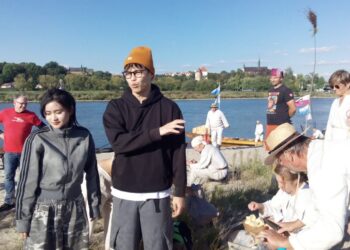 Sandomierz: Chińska telewizja z wizytą nad Wisłą. Tradycyjne flisactwo z Sandomierza podbije azjatycki ekran
