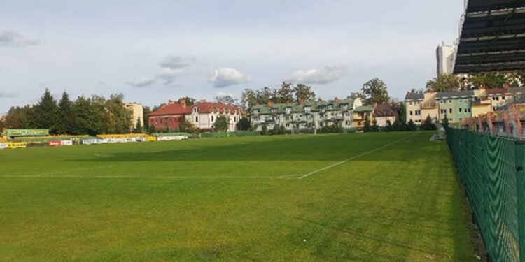 Tarnobrzeg. Kibice Lecha na parkingu nad jeziorem. Miasto szykuje się na wielki mecz