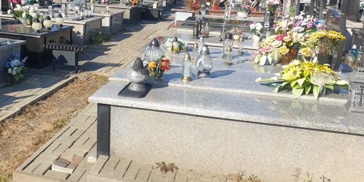 Tarnobrzeg, powiat tarnobrzeski. Zmiany w ruchu przy cmentarzach. Policja apeluje o ostrożność
