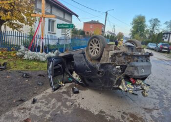Opatów: Pijany 17-latek za kierownicą BMW. Auto dachowało