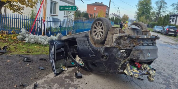 Opatów: Pijany 17-latek za kierownicą BMW. Auto dachowało