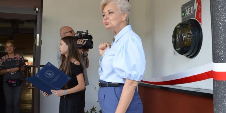 Dębica: Zakupili  defibrylator  dzięki akcji „Serce bije w szkole”