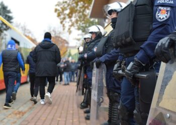 Tarnobrzeg. Policyjne zabezpieczenie meczu Siarki z Lechem. Interwencja w sprawie pirotechniki