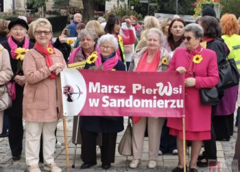 Sandomierz. Amazonki przypomniały o porfilaktyce raka piersi