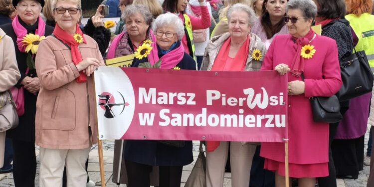 Sandomierz. Amazonki przypomniały o porfilaktyce raka piersi